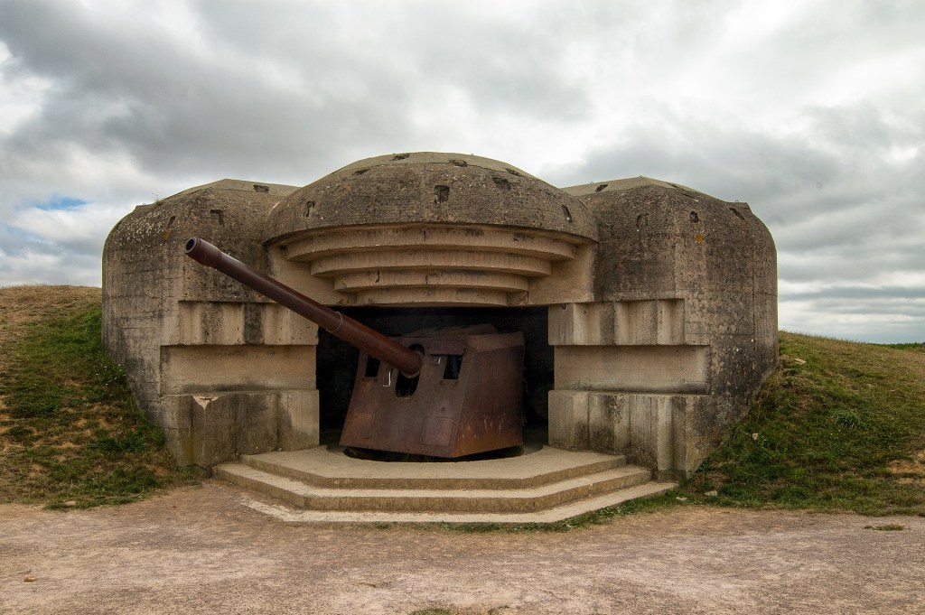 Die Marineküstenbatterie Longues-sur-Mer war ein Artilleriebunker des Atlantikwalls in der Gemeinde Longues-sur-Mer im Département Calvados. Die Anlage umfasste vier 150-mm Geschützen großer Reichweite. Die Batterie befand sich im Landungsgebiet der Alliierten in der Normandie zwischen den Stränden Omaha Beach und Gold Beach. Sie war schweren Luft- und Seebombardements ausgesetzt und wurde am Tag nach der Landung von den britischen Truppen eingenommen.