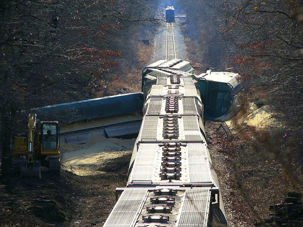 Das Bild zeigt die Dächer eines entgleisten Eisenbahnzugs