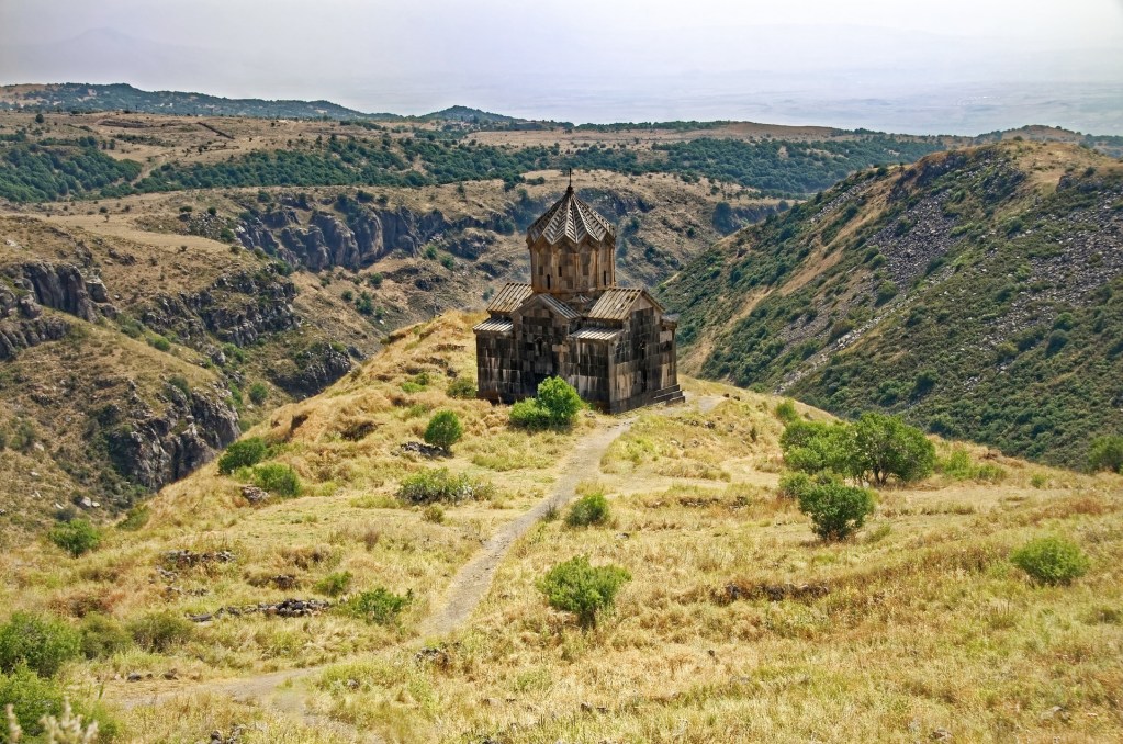 Das Bild zeigt die Vahramashen Kirche neben der mittelalterlichen Festungsruine von Amberd, in der zentralarmenischen Provinz Aragazotn, nordwestlich von Yerevan. Sie liegt auf einer Höhe von 2300 m am Südhang des Berges Aragaz. Amberd war im Mittelalter zeitweise Hauptstadt Armeniens.